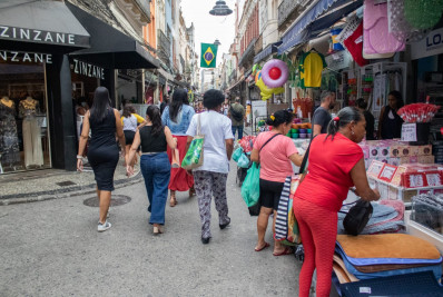 Com orçamento apertado, cariocas recorrem à Saara para presentes de Dia das Mães