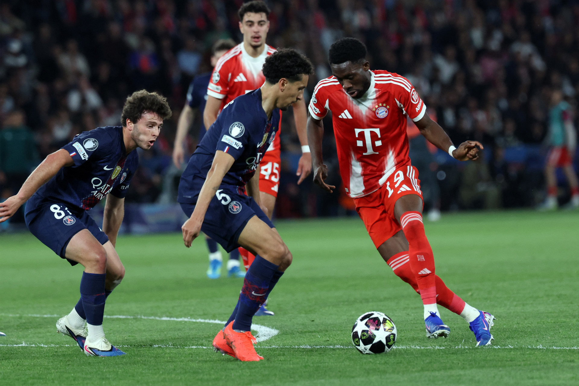 Bayern confirma lesão de Davies, que pode perder a Copa do Mundo