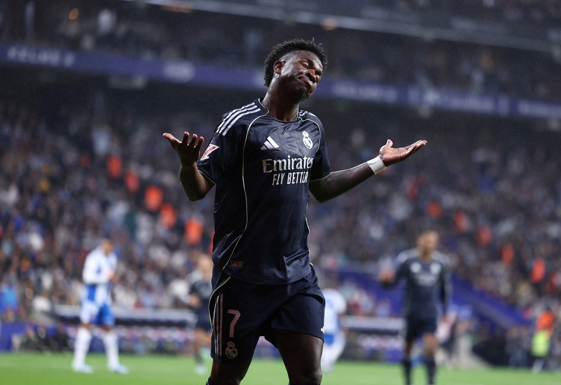 Ídolo do Real Madrid lamenta 'desacordo' e rasga elogios a Vini Jr