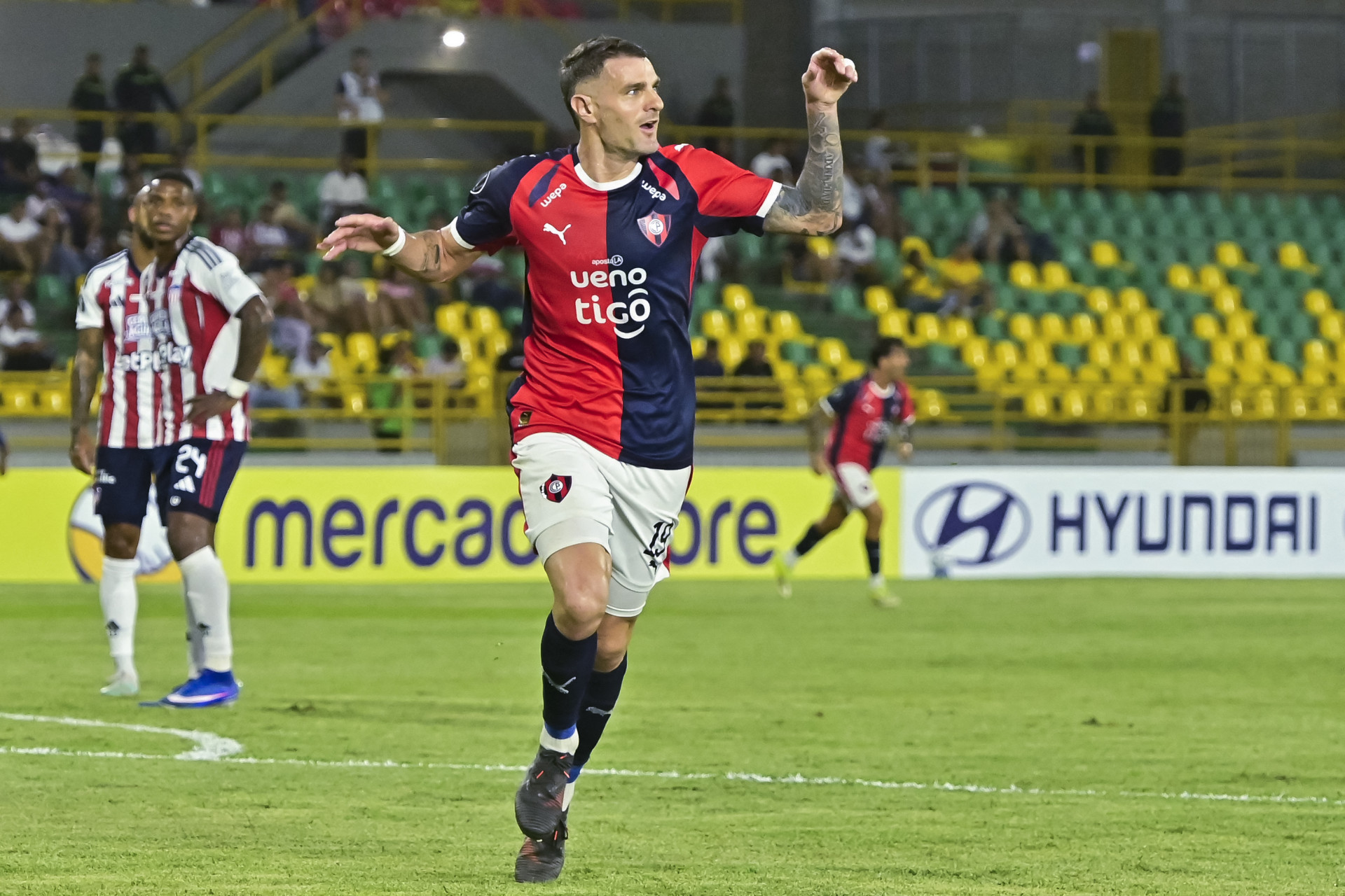 Vídeo: ex-Vasco, Vegetti anota golaço em jogo da Libertadores