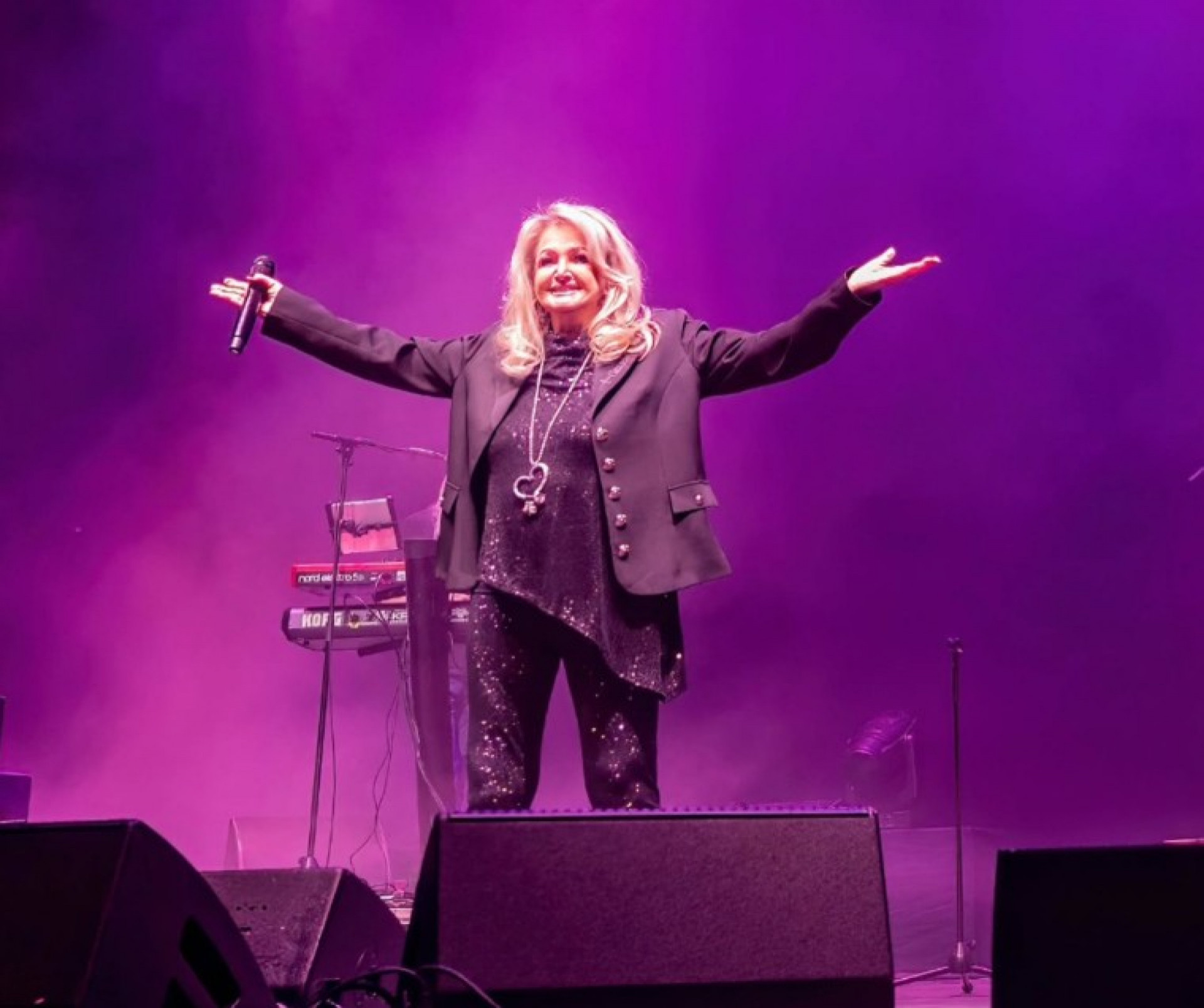 Bonnie Tyler ao se apresentar no 'O2 Shepherd's Bush Empire' - Reprodução / Instagram