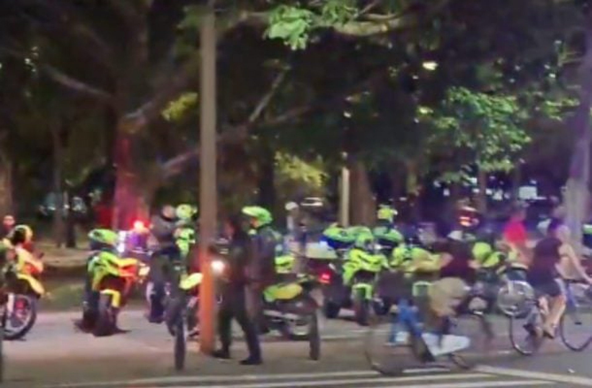 Caos fora do est&aacute;dio: v&iacute;deos mostram guerra nas ruas ap&oacute;s Medell&iacute;n x Flamengo