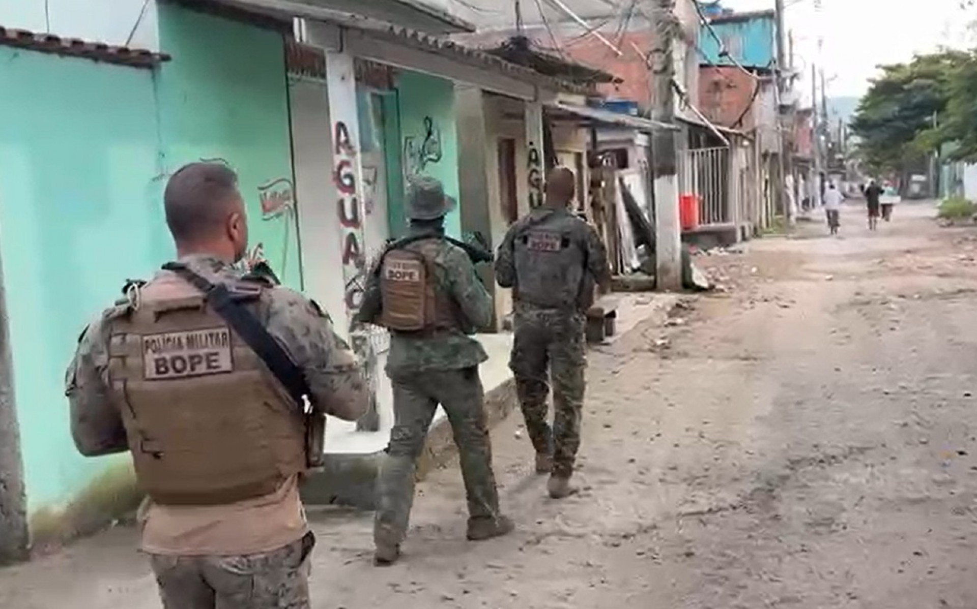 Policiais militares atuam na Gardênia Azul nesta sexta-feira (8) - Divulgação / Polícia Militar