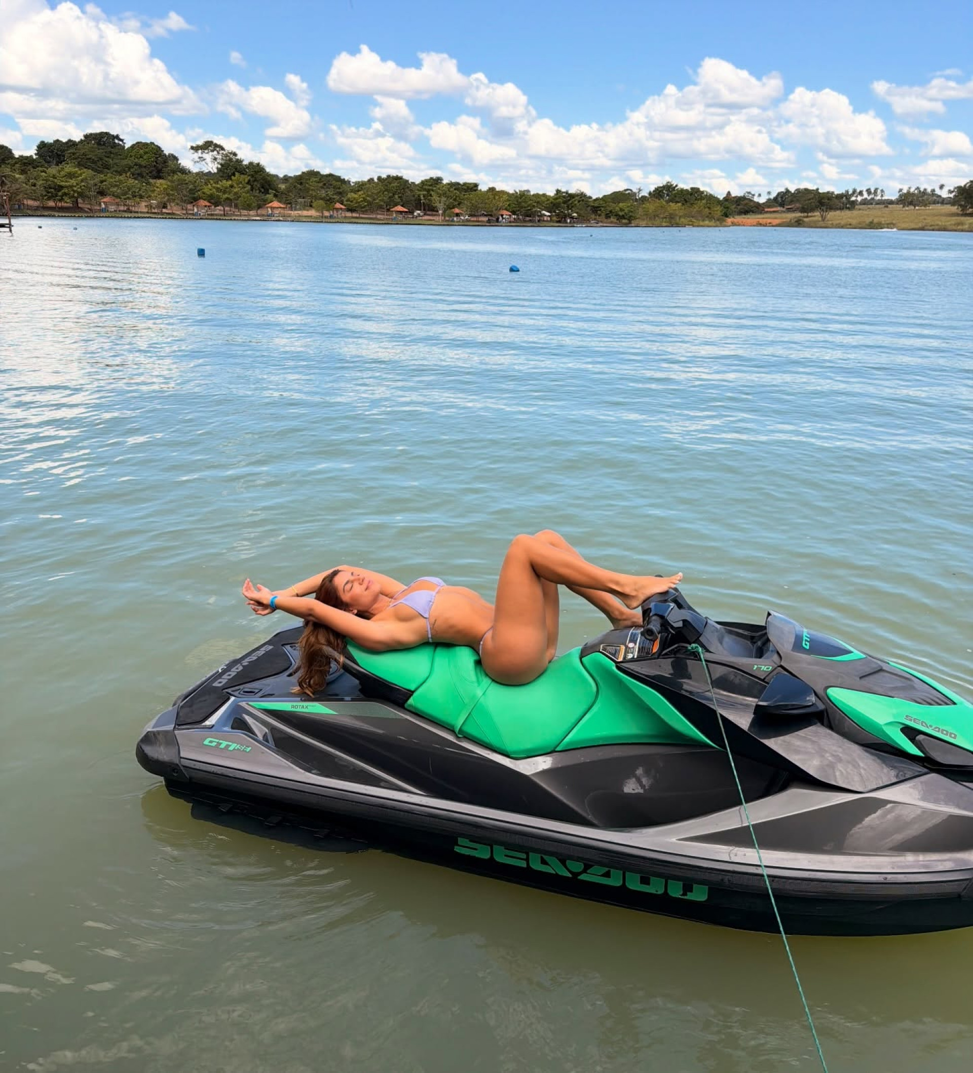 Hariany Almeida posa de jet ski em lago de Goiás e encanta seguidores