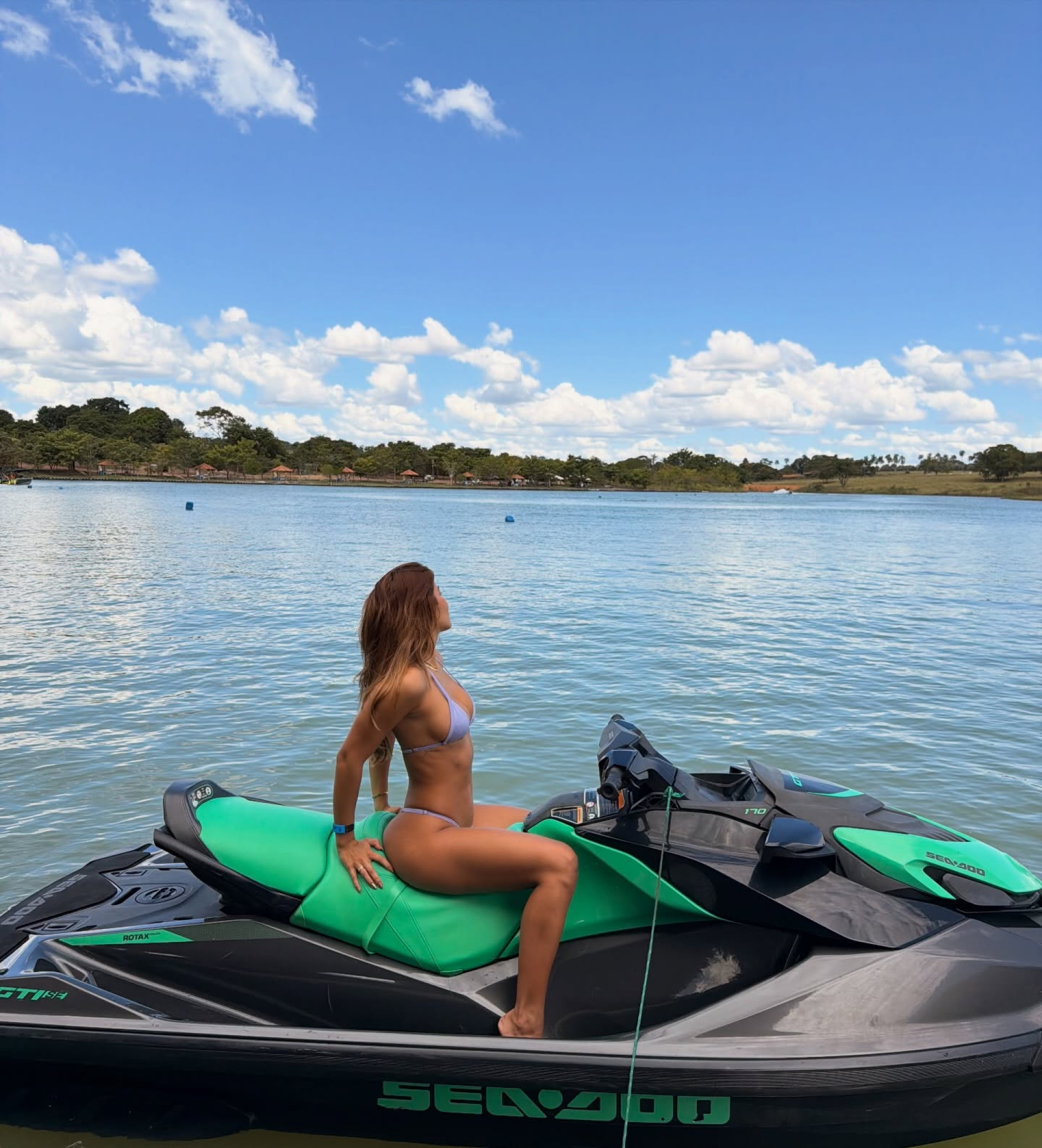 Hariany Almeida posa de jet ski em lago de Goiás e encanta seguidores