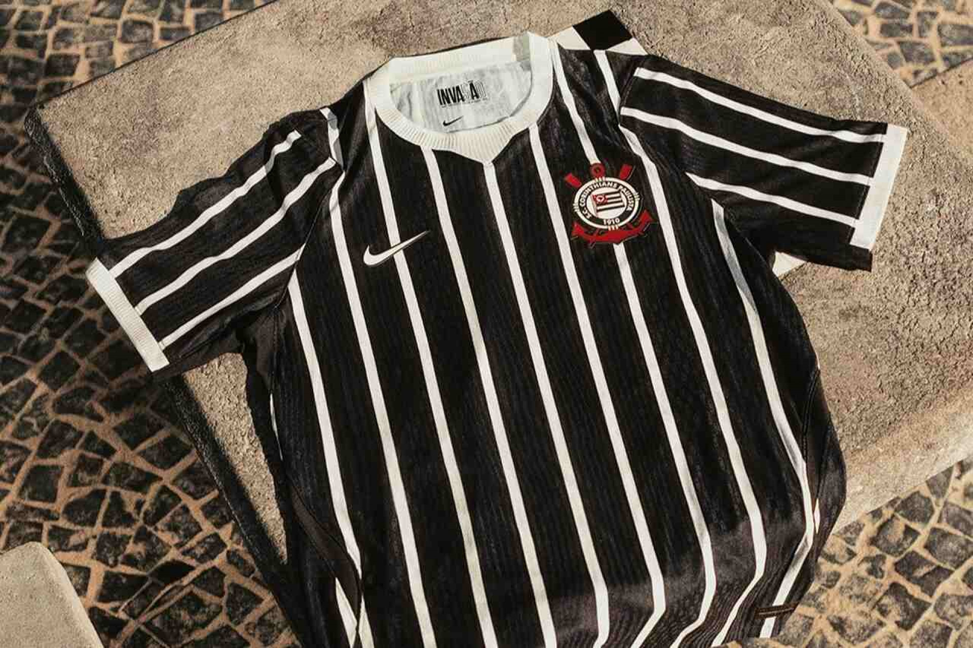 Corinthians lan&ccedil;a novo uniforme inspirado em momento hist&oacute;rico do clube