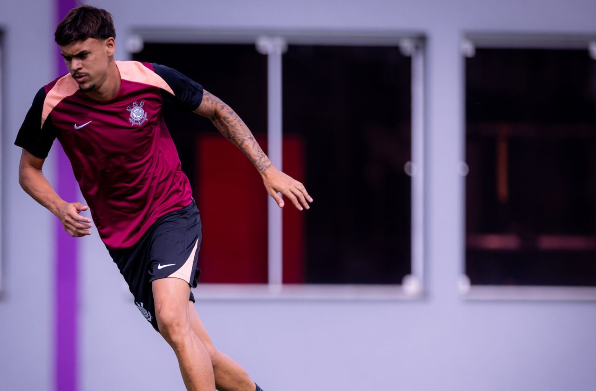 Zagueiro passar&aacute; por cirurgia e s&oacute; volta ao Corinthians depois da Copa