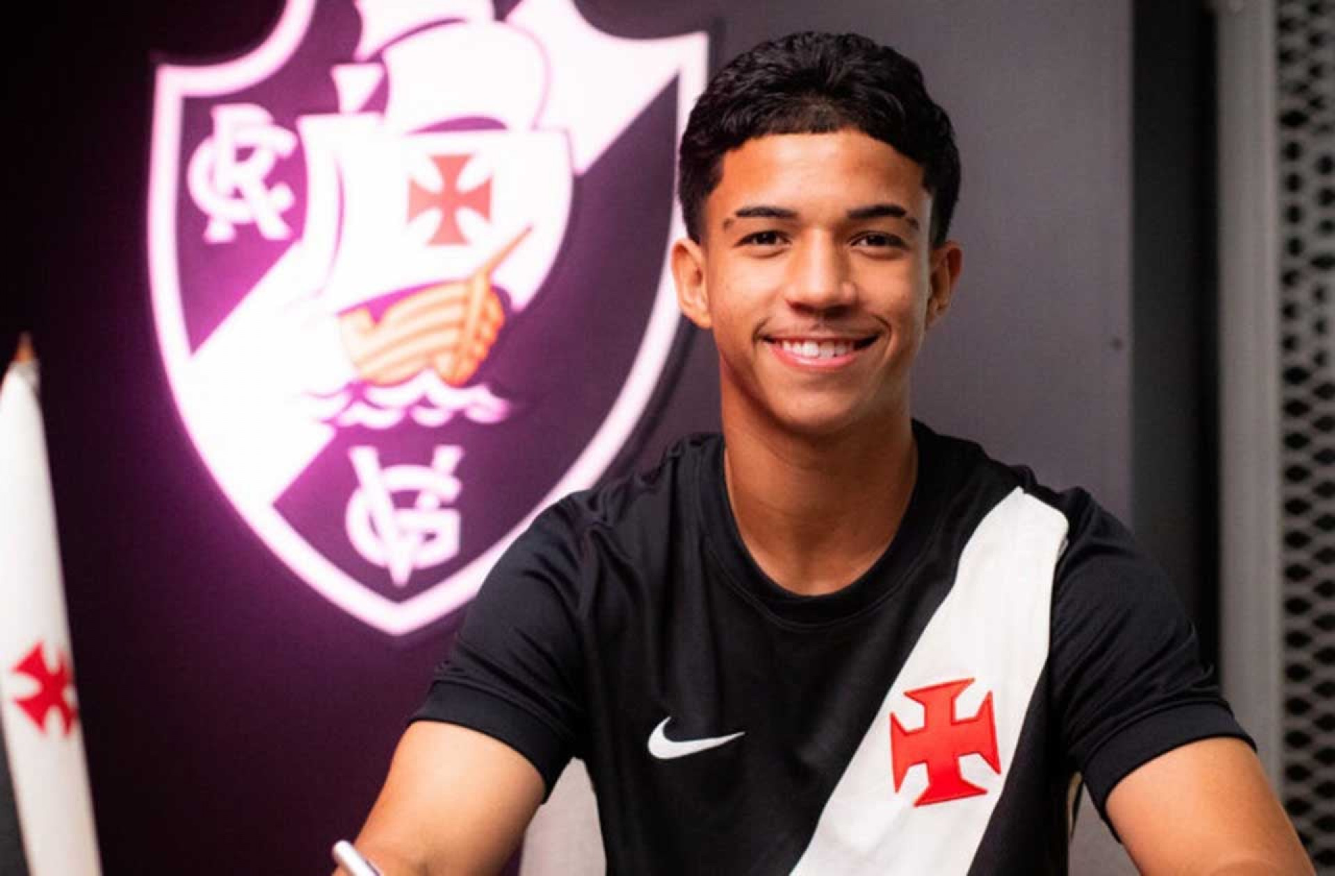 Vasco renova com Andrey Fernandes, joia de 18 anos