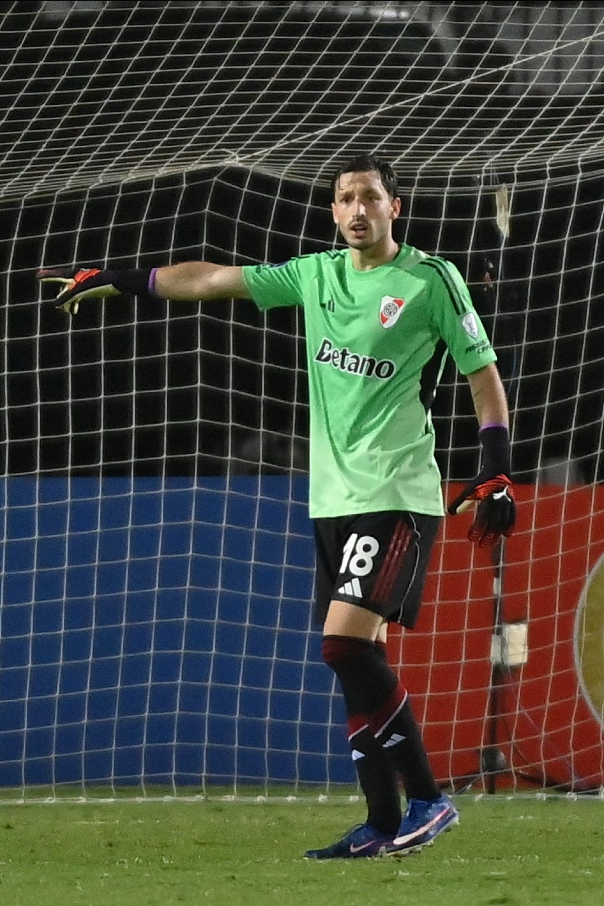 Matías Viña virou goleiro no fim do jogo entre Carabobo e River Plate