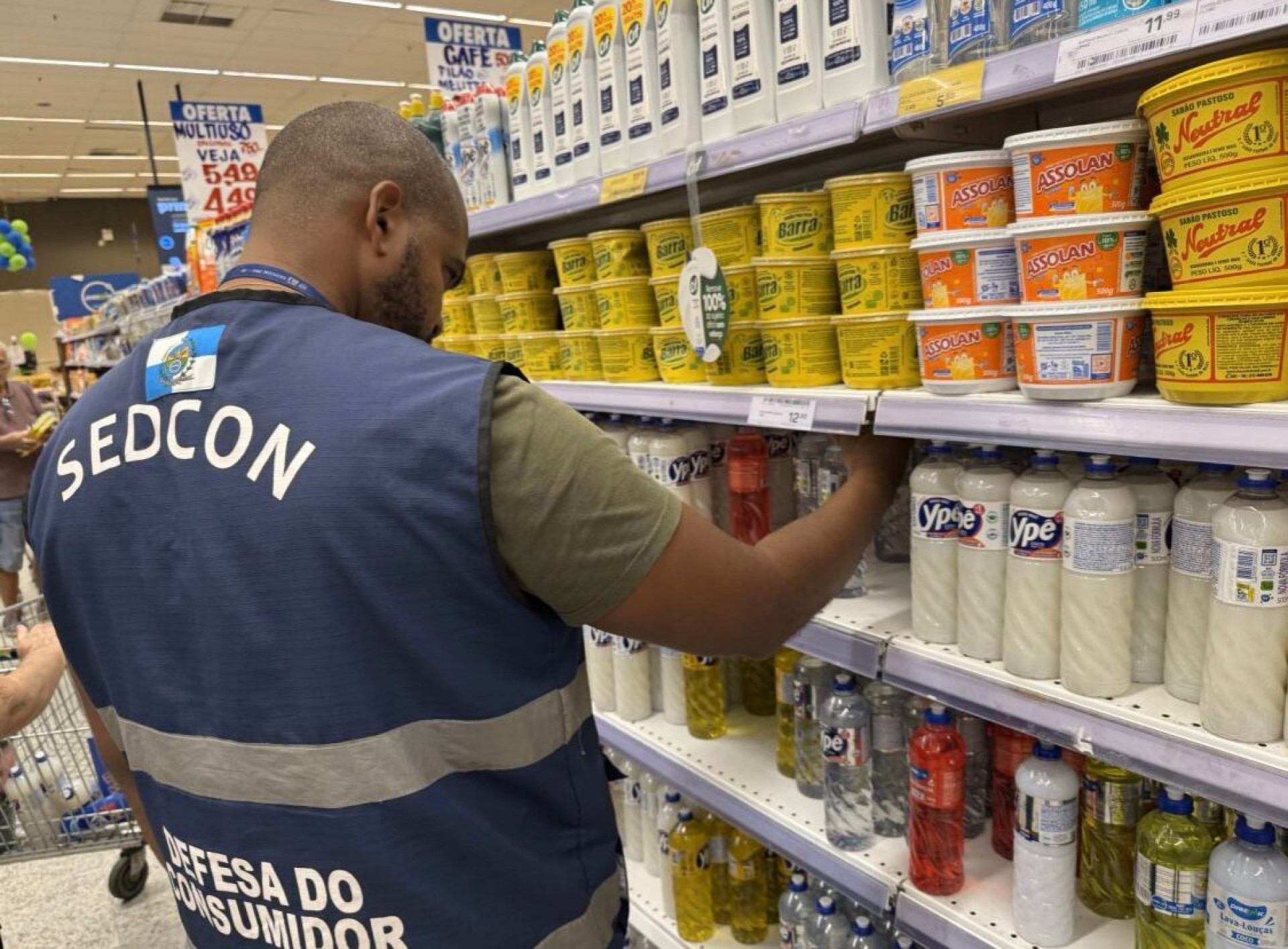 Equipes do Procon e da Sedcon fiscalizaram milhares de caixas de produtos Ypê nesta quinta-feira (7) - Divulgação
