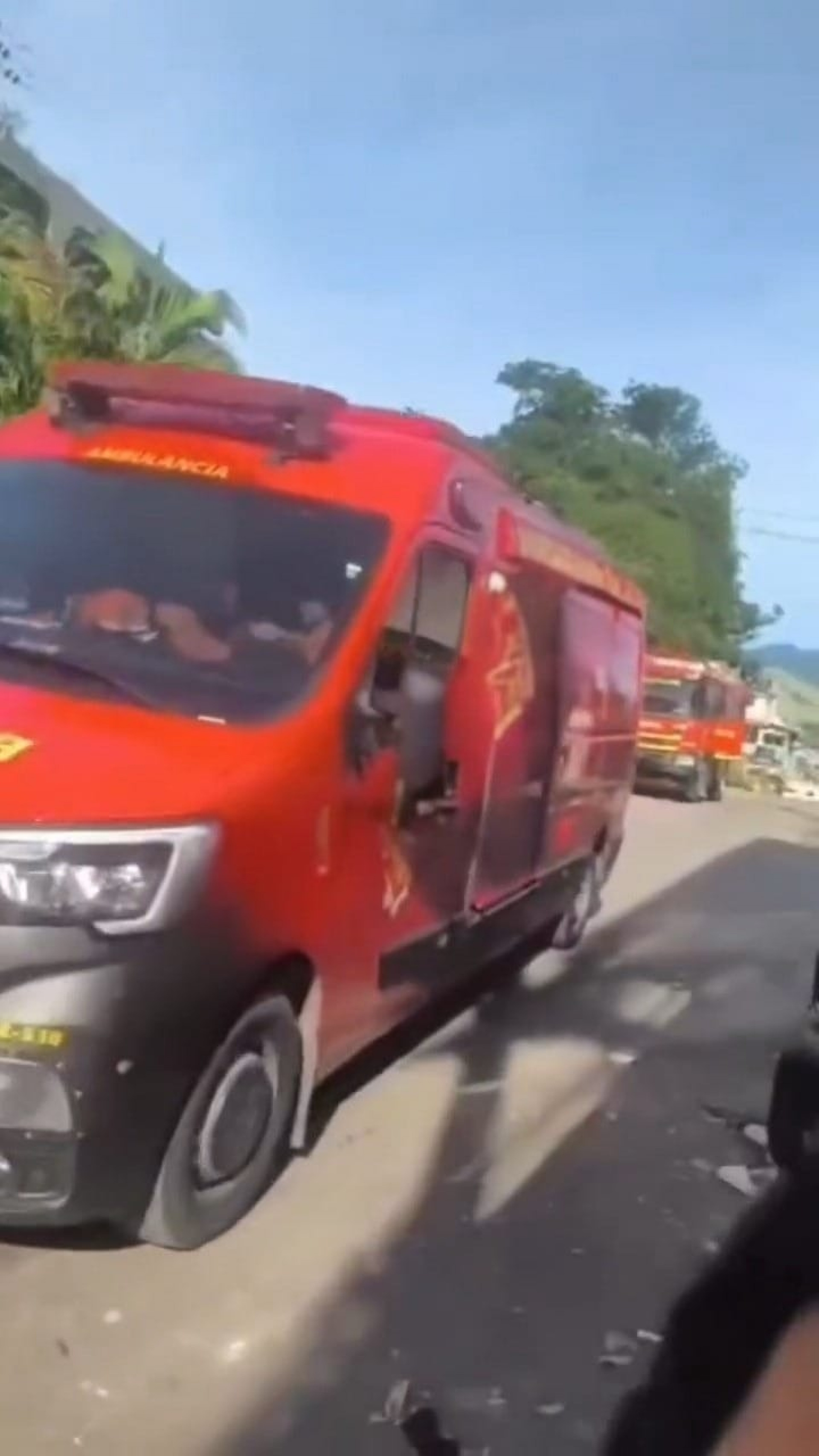 Ambulâncias chegando na escola na manhã desta sexta-feira (8) - Reprodução / Redes sociais