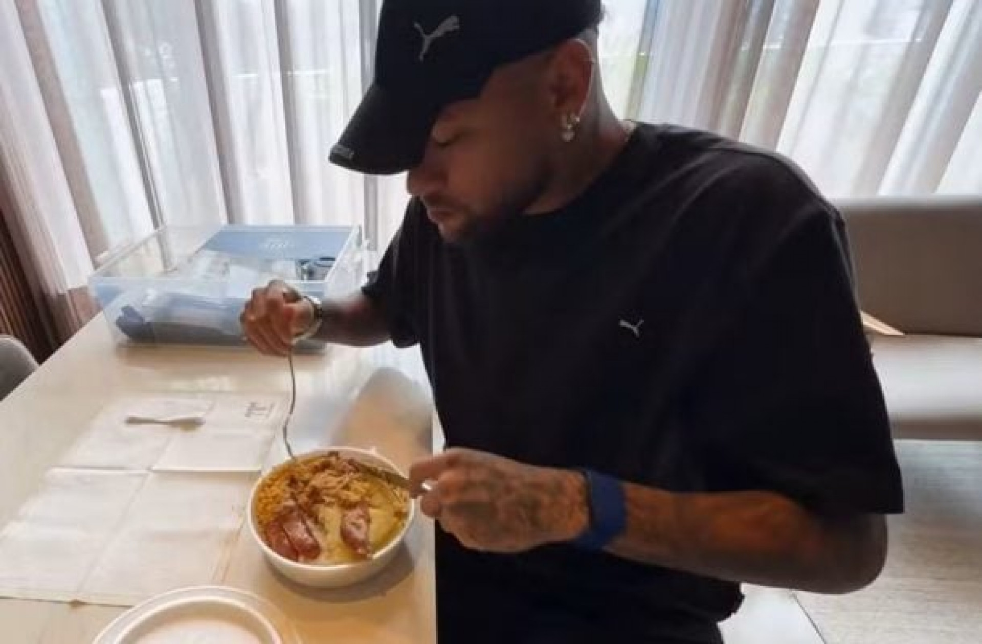 Comeria? Neymar viraliza comendo “marmitex” em casa, e mistura chama aten&ccedil;&atilde;o; v&iacute;deo