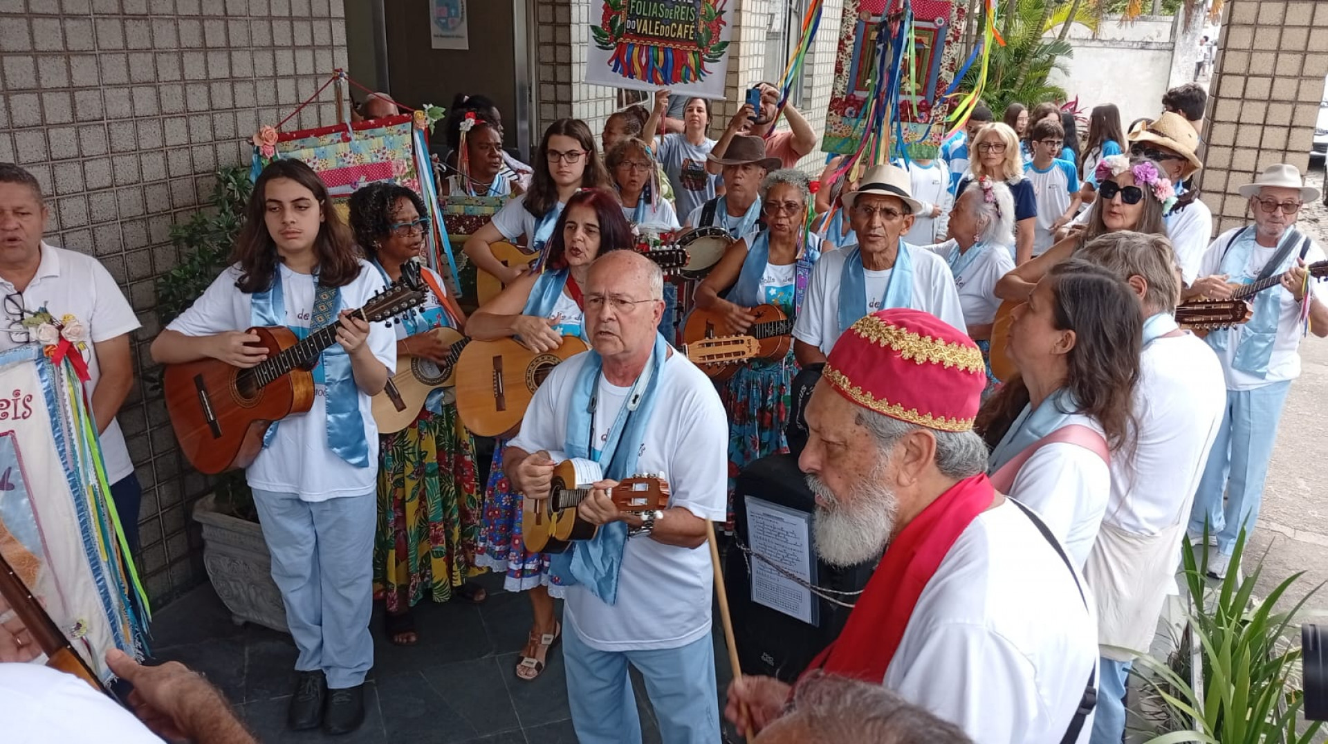 Cortejo da Folia de Reis emociona público no Centro de Valença durante Encontro Estadual
