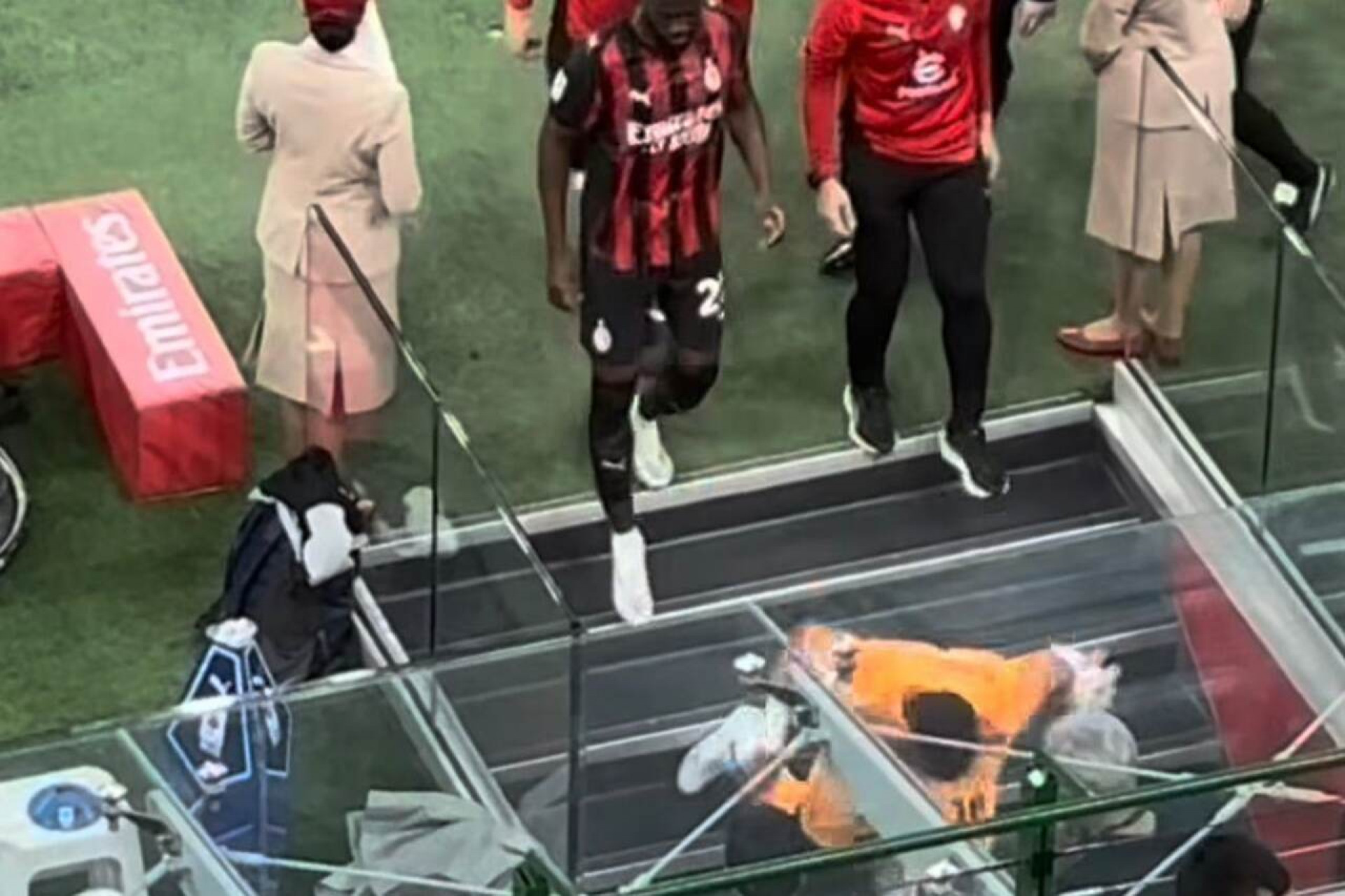 V&iacute;deo: goleiro do Milan sofre queda em escada ap&oacute;s jogo contra a Juventus