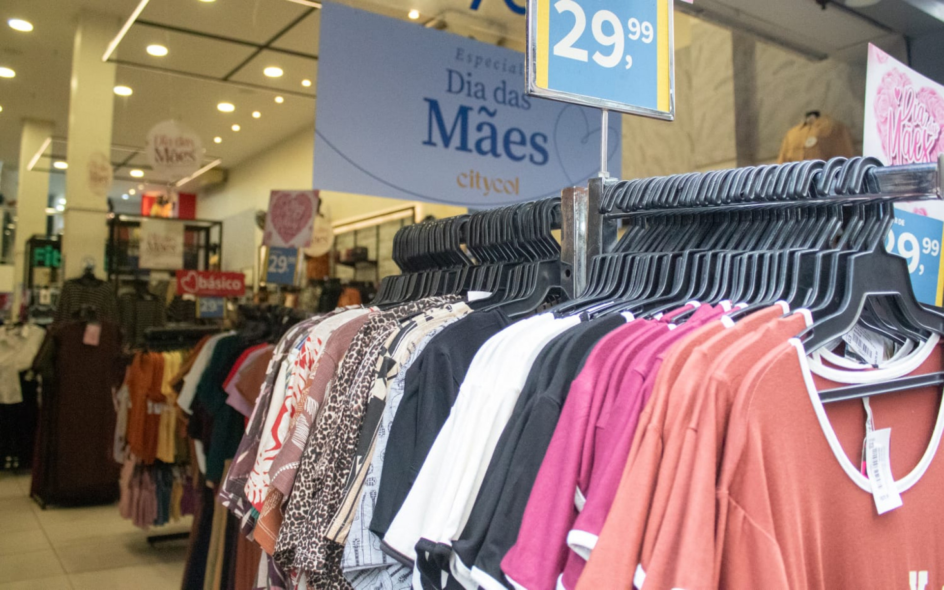 Na corrida pelo presente de Dia das Mães, consumidores aproveitam promoções na Saara - Érica Martin / Agência O Dia