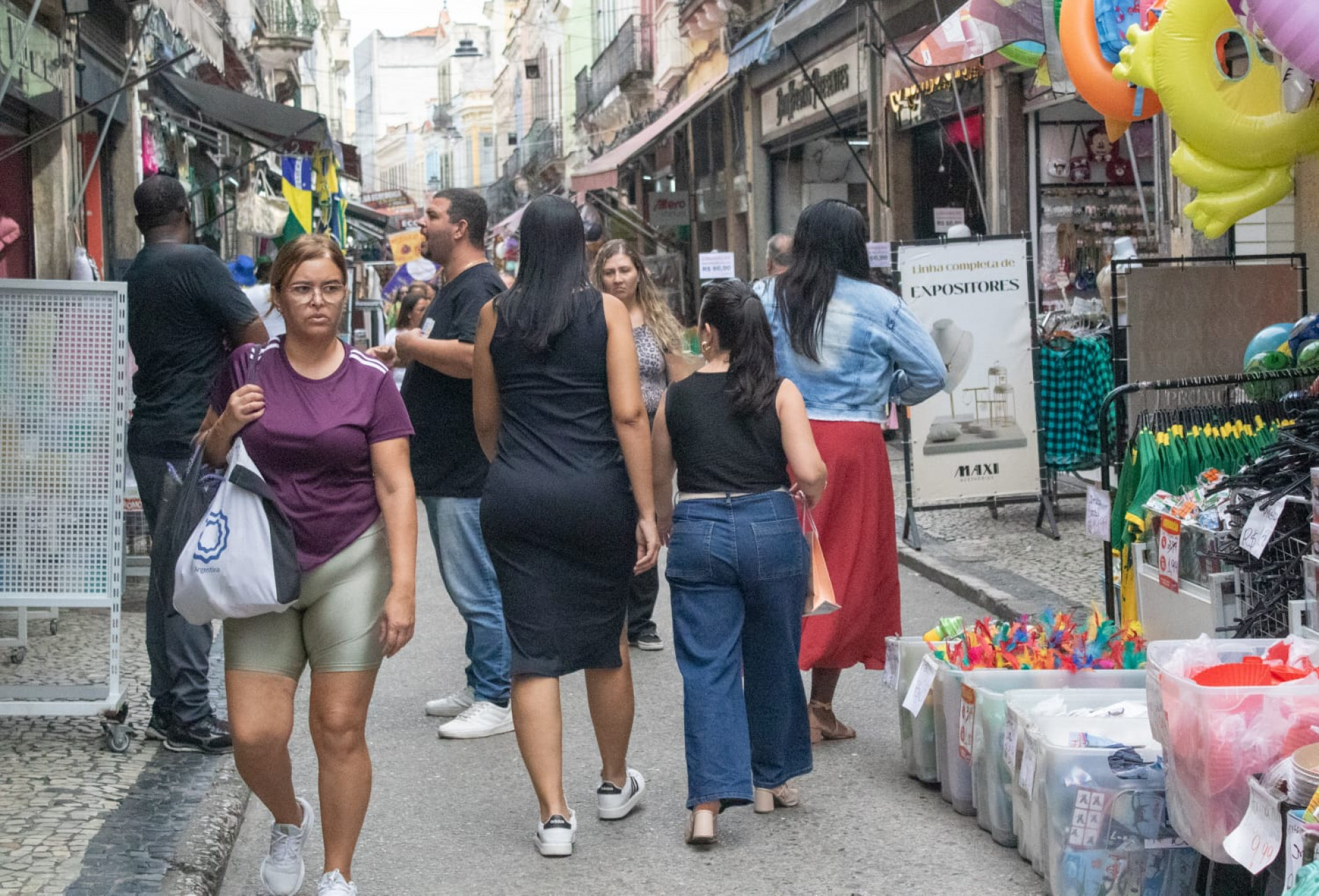 Na corrida pelo presente de Dia das Mães, consumidores aproveitam promoções na Saara - Érica Martin / Agência O Dia