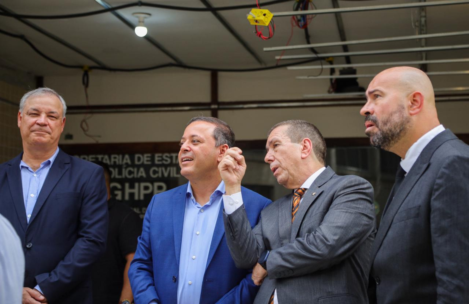 Prefeito Rodrigo Neves se reúne com secretários e representantes da Polícia Civil