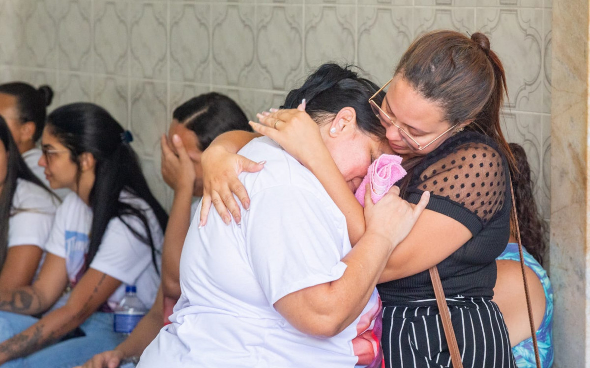 Mãe de Thamires é consolada durante o velório no Cemitério do Irajá, Zona Norte do Rio
