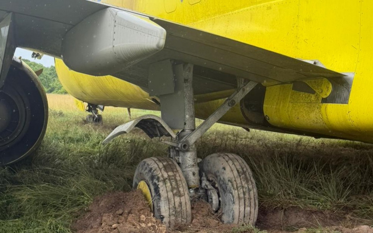 Pneus do avião ficaram \'enterrados\' na grama
