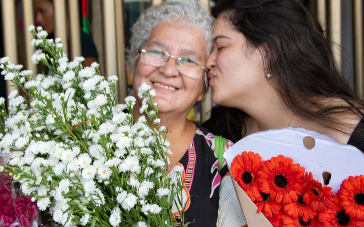 Larissa Melo e a m&atilde;e, Mariana, fizeram compras