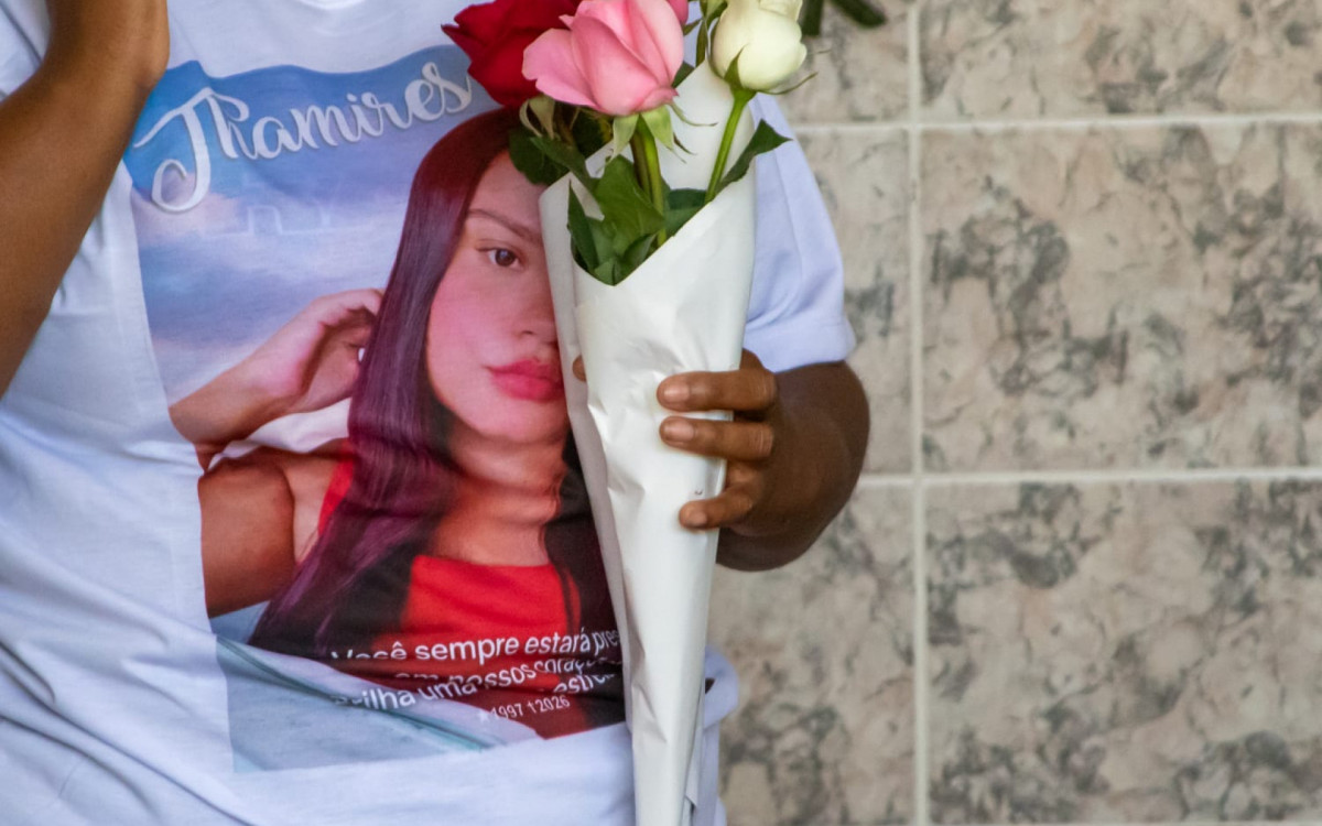 Familiares e amigos se reuniram no velório e sepultamento de Tamires Peixoto no Cemitério de Irajá