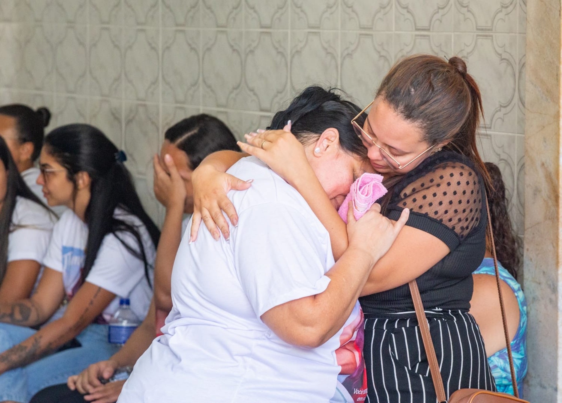 Mãe de Thamires é consolada durante o velório no Cemitério do Irajá, Zona Norte do Rio - Érica Martin