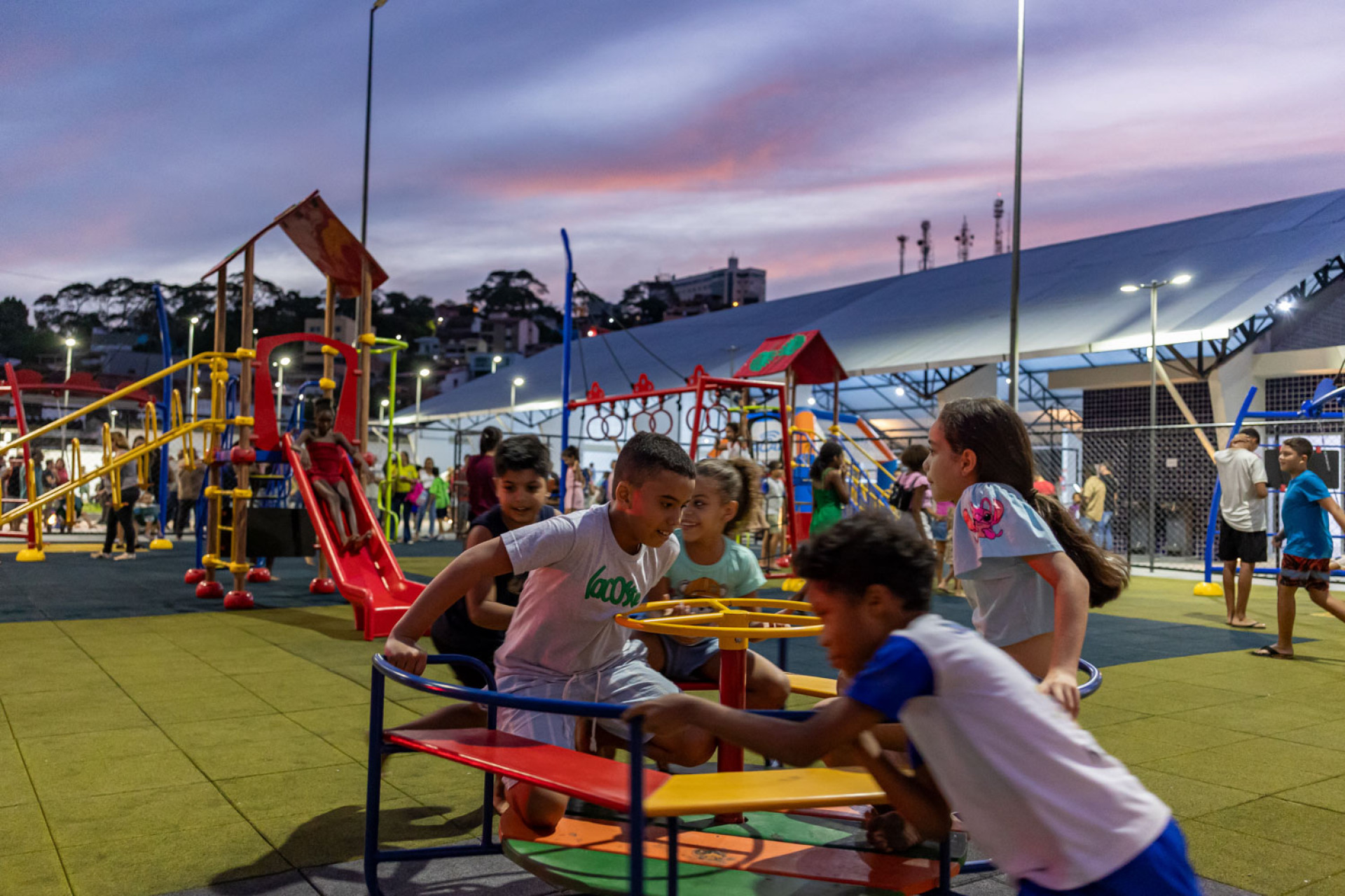 Moradores prestigiaram a entrega da nova Pra&ccedil;a do Servidor, no bairro Miramar - Foto: Rui Porto Filho