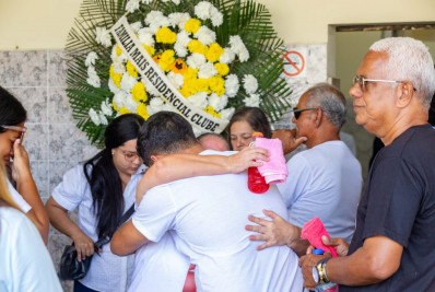 Parentes e amigos se despedem de jovem morta por policial em discussão no trânsito