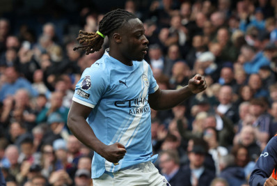 Manchester City vence o Brentford e mantém perseguição ao Arsenal