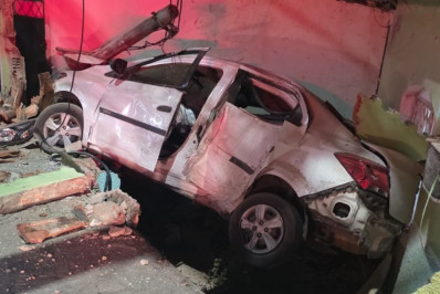 Acidente de carro causa queda de muro e poste, na Zona Norte