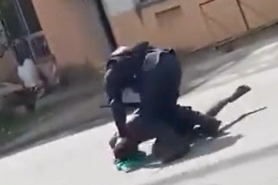 Vídeo: criminoso entra em luta corporal com PM e tenta tomar fuzil durante abordagem em Tanguá