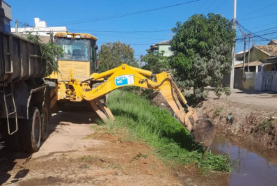Limpeza de galerias e canais avança em bairros de Rio das Ostras para reduzir riscos de alagamentos