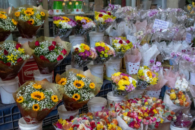 Cariocas lotam Cadeg em busca de flores para o Dia das Mães