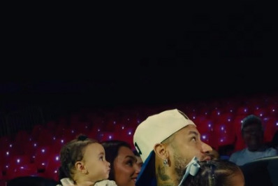Neymar reserva sessão de circo para a família e participa de apresentação