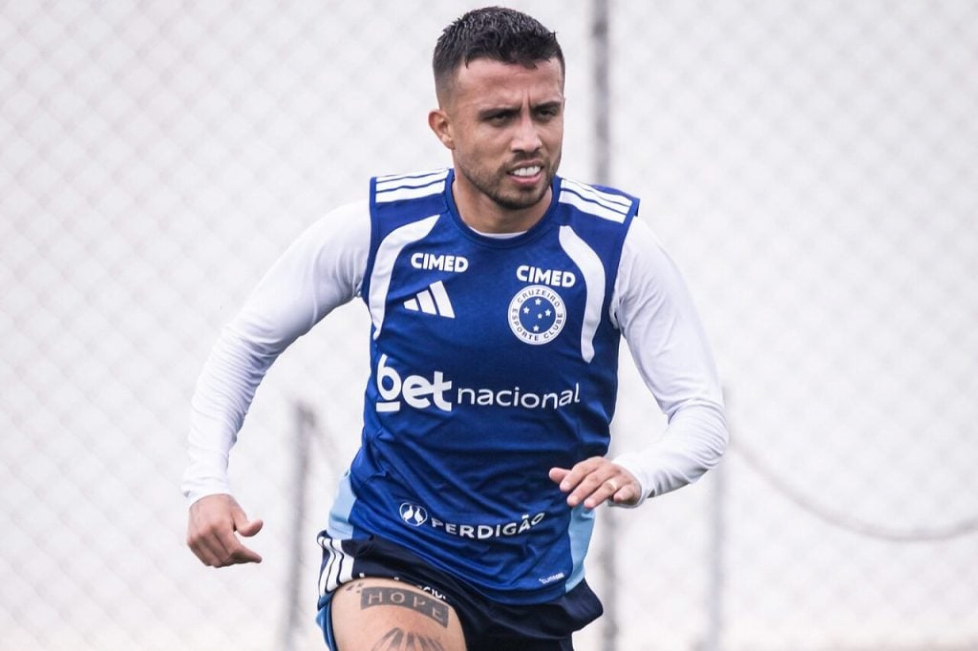 Matheus Henrique, do Cruzeiro, &eacute; levado para o hospital ap&oacute;s pancada