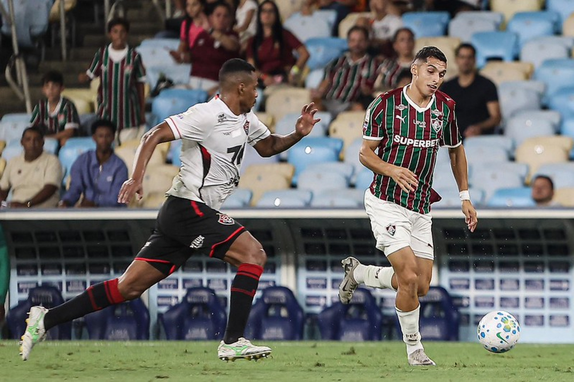 Serna, à direita, em ação no jogo entre Fluminense e Vitória - Lucas Merçon/Fluminense FC