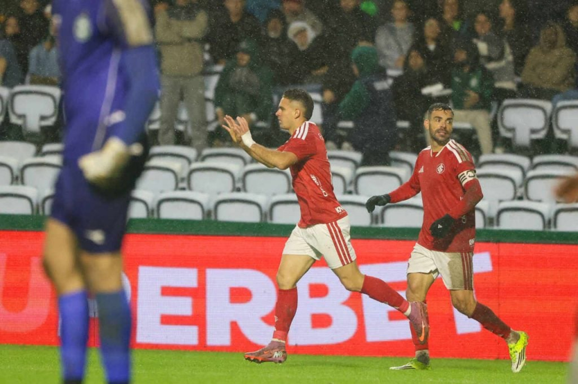 Pezzolano v&ecirc; bom jogo do Inter e defende Rochet ap&oacute;s falha