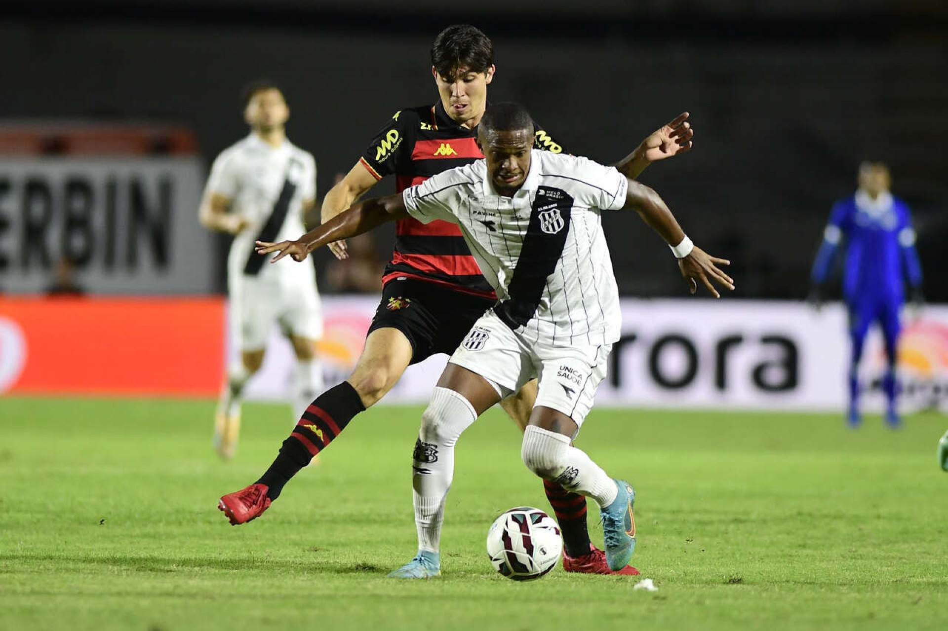 Sport vira sobre a Ponte Preta e dorme como l&iacute;der da S&eacute;rie B