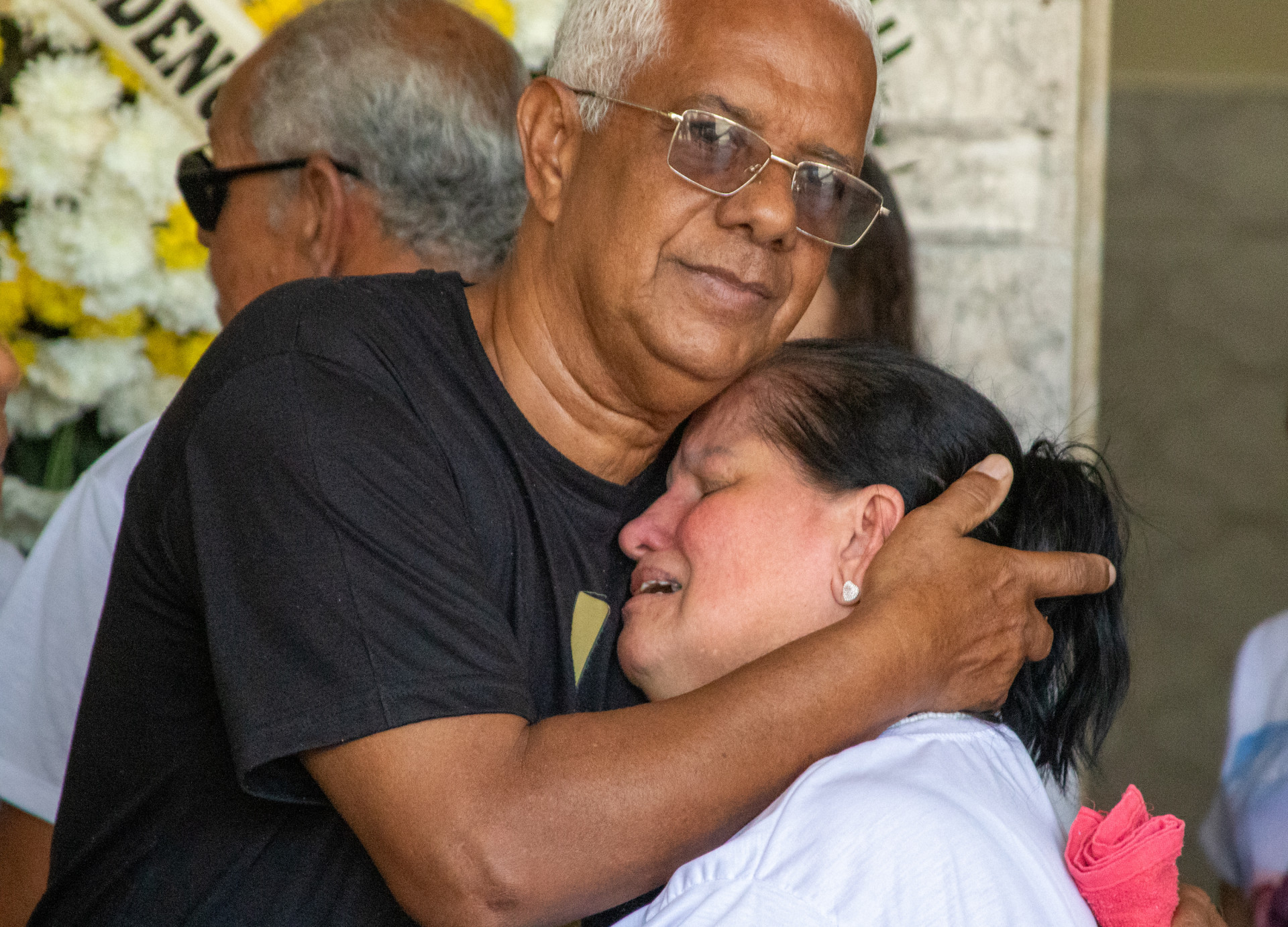 M&atilde;e de Thamires &eacute; consolada durante o vel&oacute;rio no Cemit&eacute;rio do Iraj&aacute;, Zona Norte do Rio - &Eacute;rica Martin/Ag&ecirc;ncia O Dia