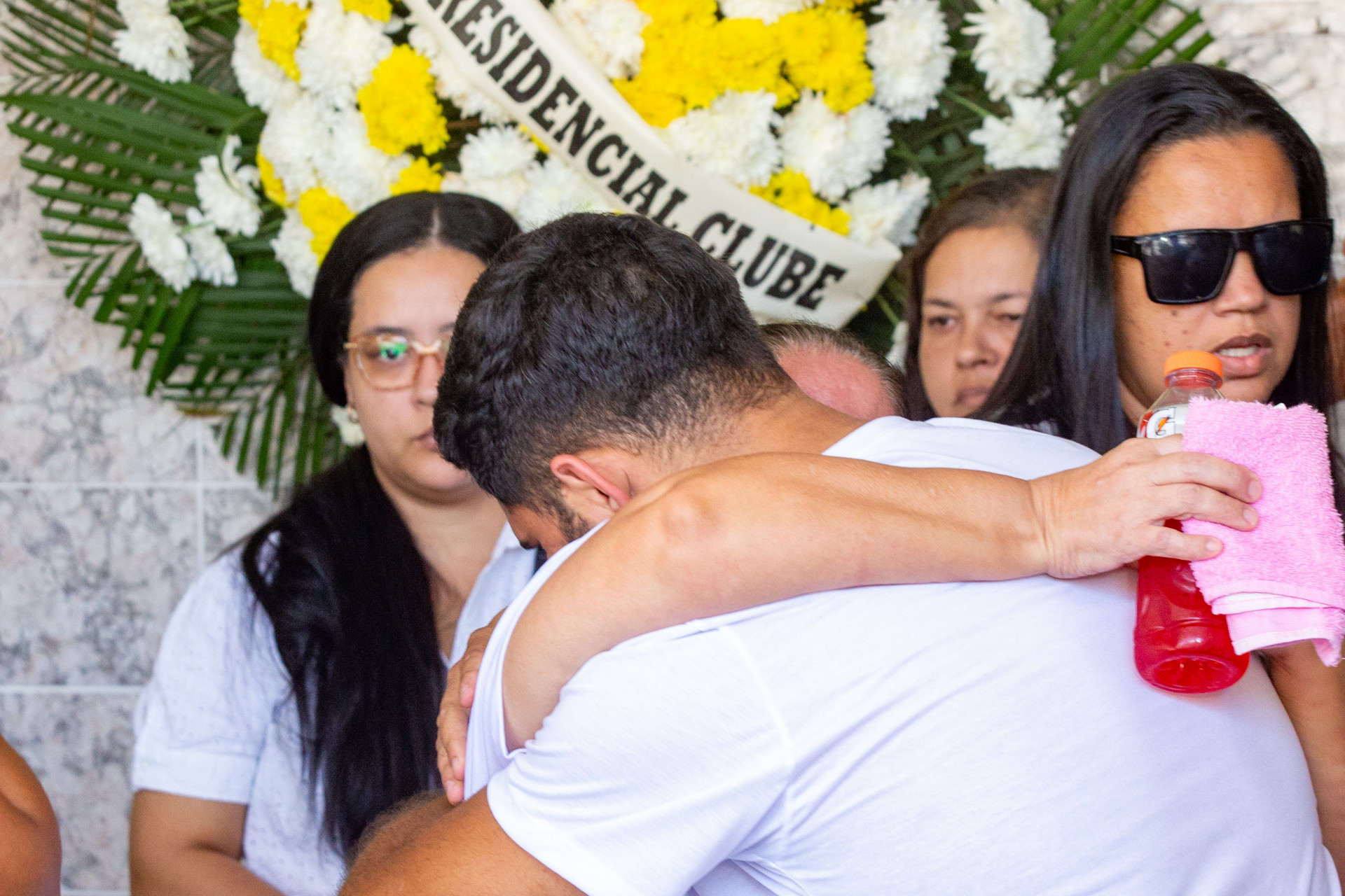 A família e os amigos da designer de sobrancelhas Thamires Rodrigues de Souza Peixoto, de 28 anos, se despediram da jovem neste sábado (9), no Cemitério de Irajá, na Zona Norte do Rio. - Érica Martin/Agência O Dia