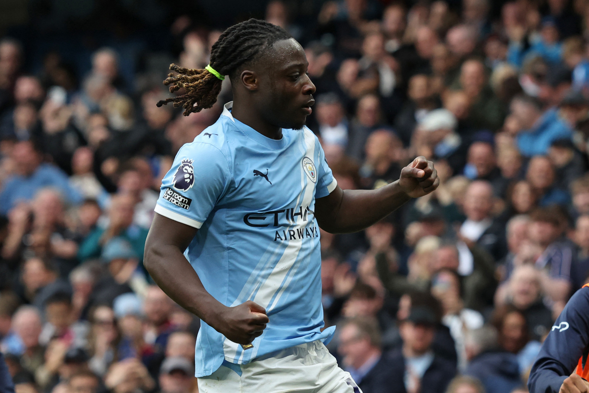 Manchester City vence o Brentford e mantém perseguição ao Arsenal