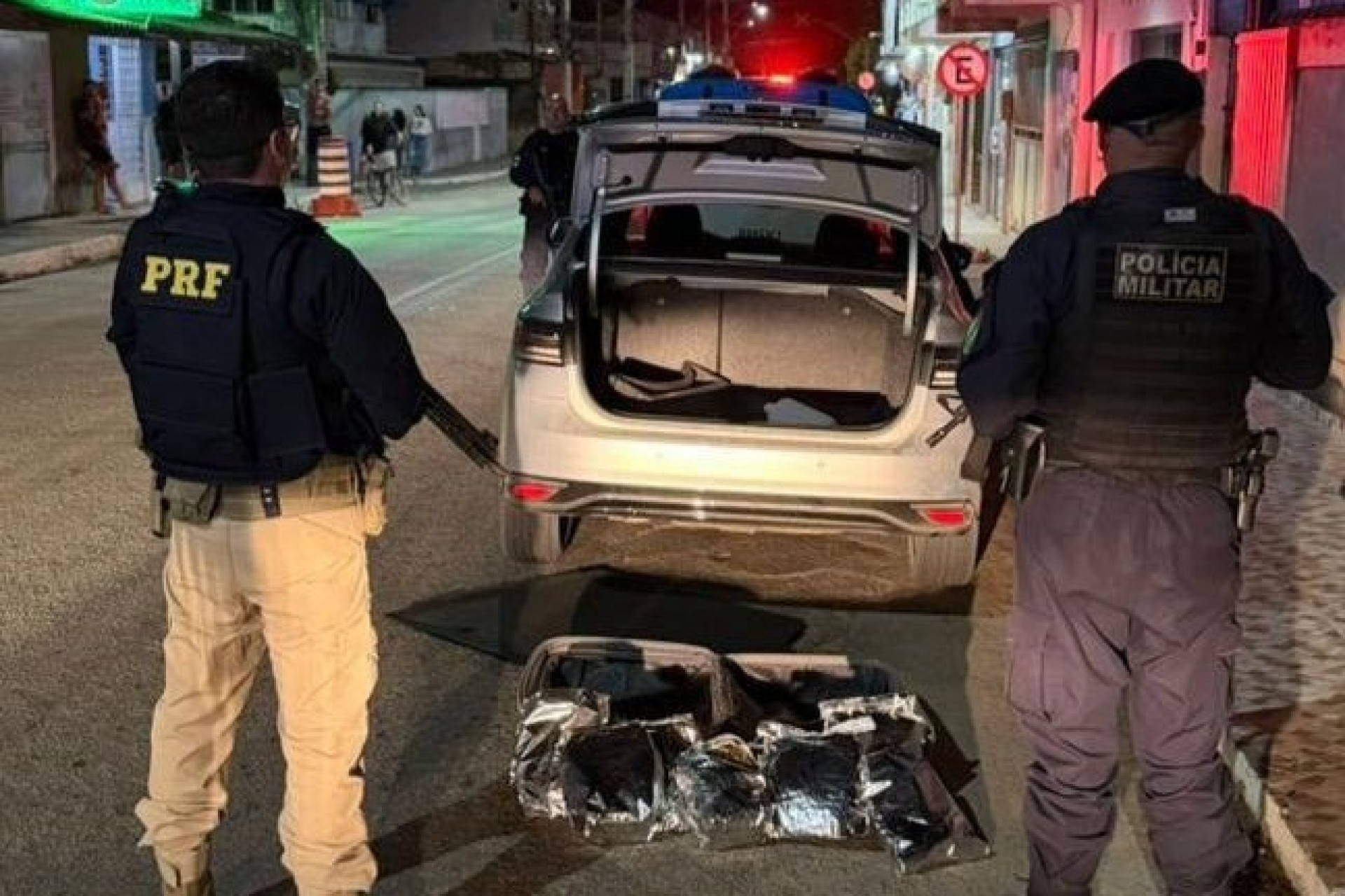 PRF e PM prendem dois por tráfico de drogas em perseguição policial