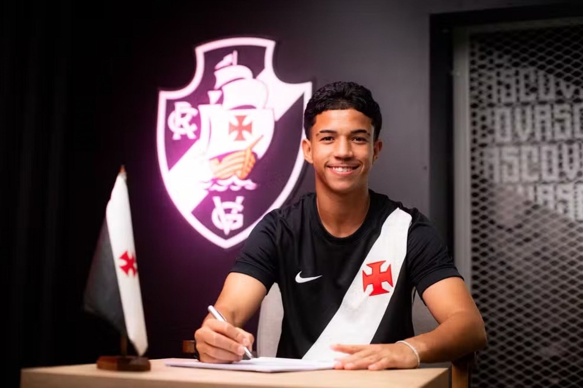 Vasco oficializa renovação da joia Andrey Fernandes até 2030