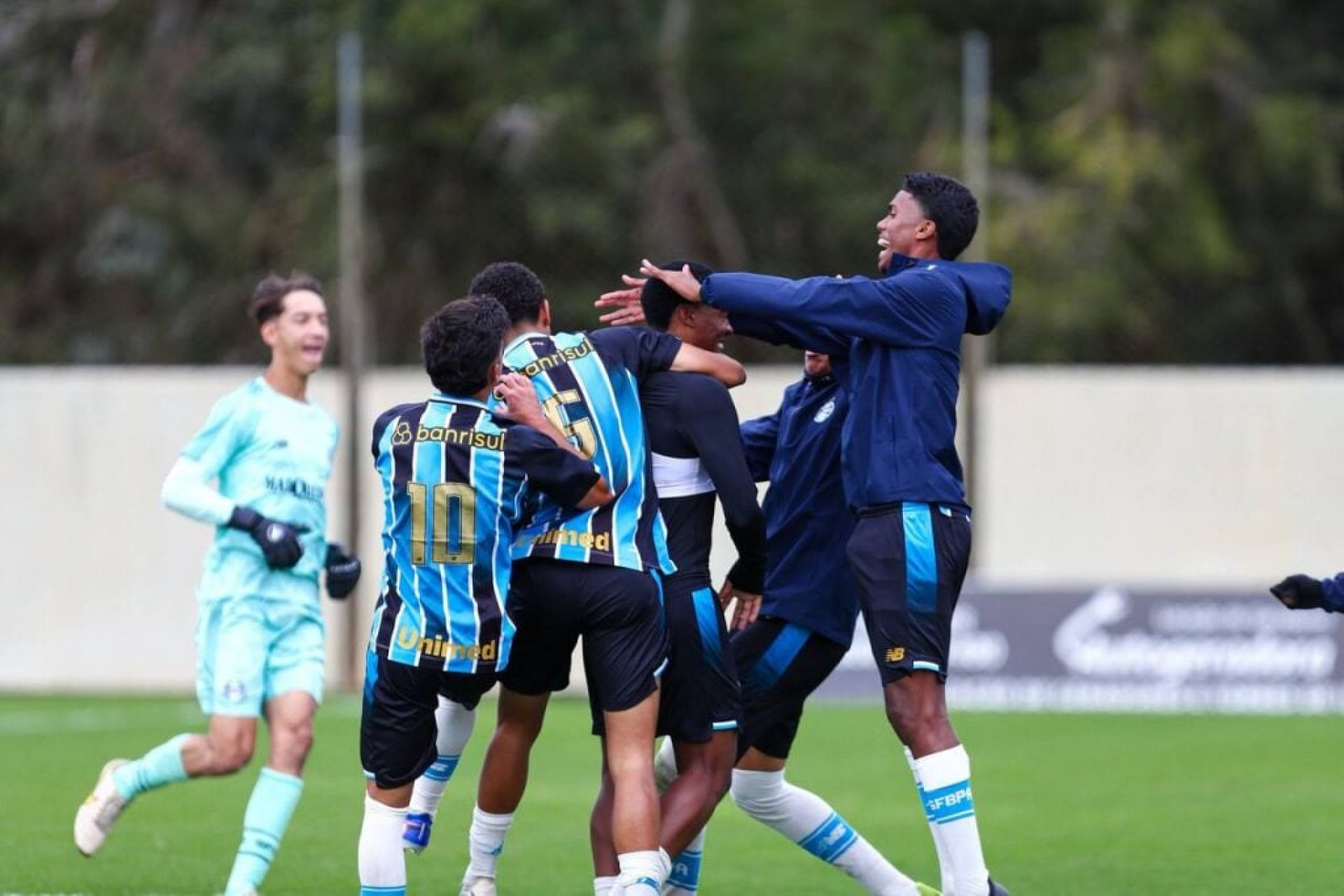 Jogador do Gr&ecirc;mio &eacute; atingido por voadora em jogo do Sub-17