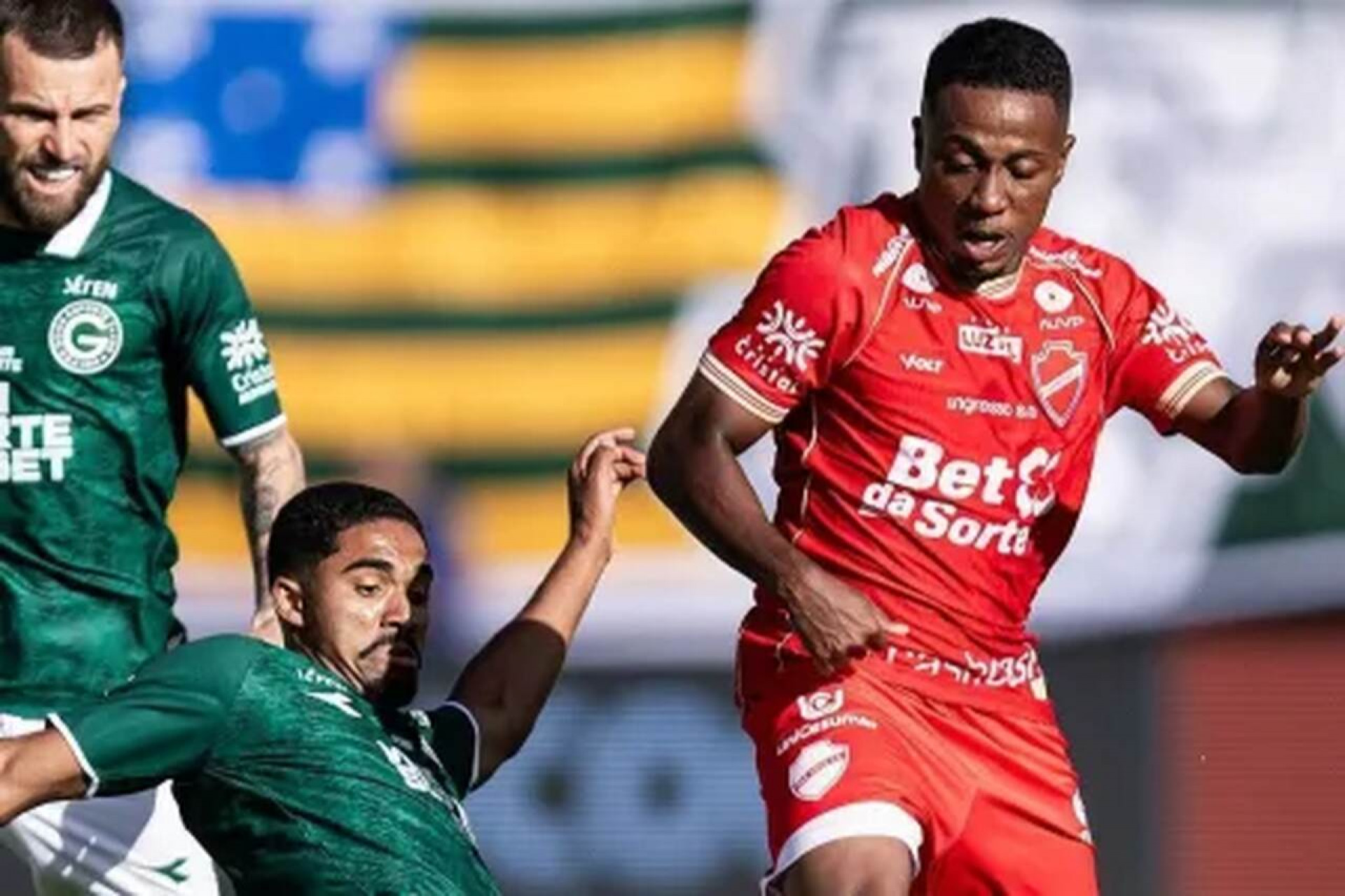 Goi&aacute;s supera expuls&atilde;o e vence cl&aacute;ssico contra Vila Nova pela S&eacute;rie B