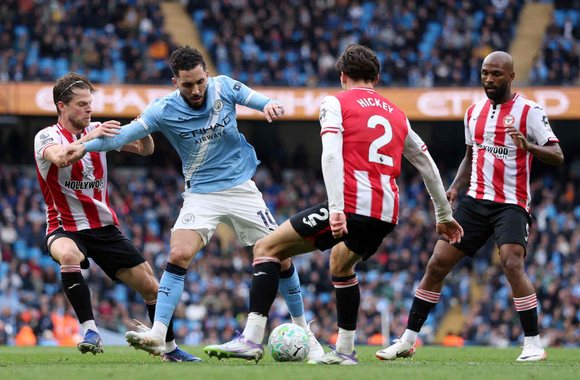 Manchester City vence e segue vivo na luta pelo t&iacute;tulo ingl&ecirc;s