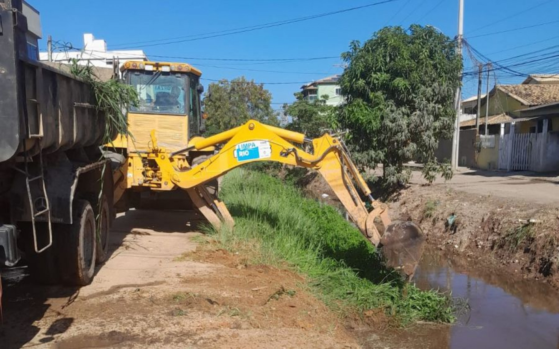 Limpeza de galerias e canais avança em bairros de Rio das Ostras para reduzir riscos de alagamentos