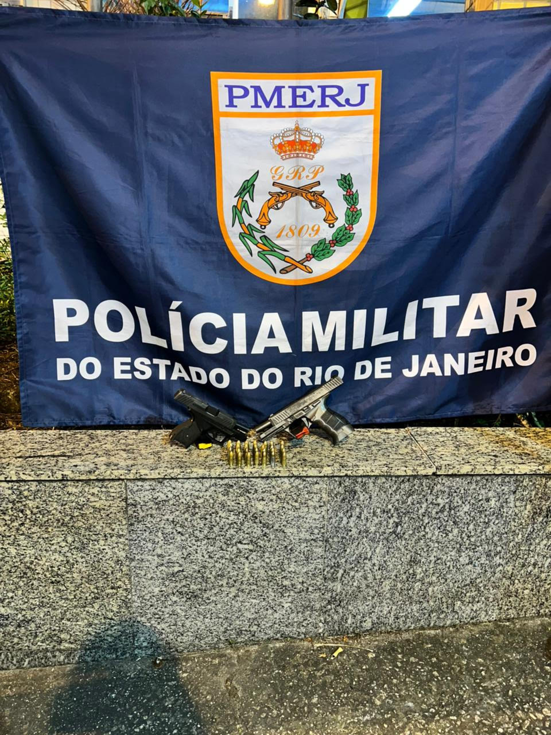 Perseguição policial deixa suspeito morto e outro detido na Zona Oeste