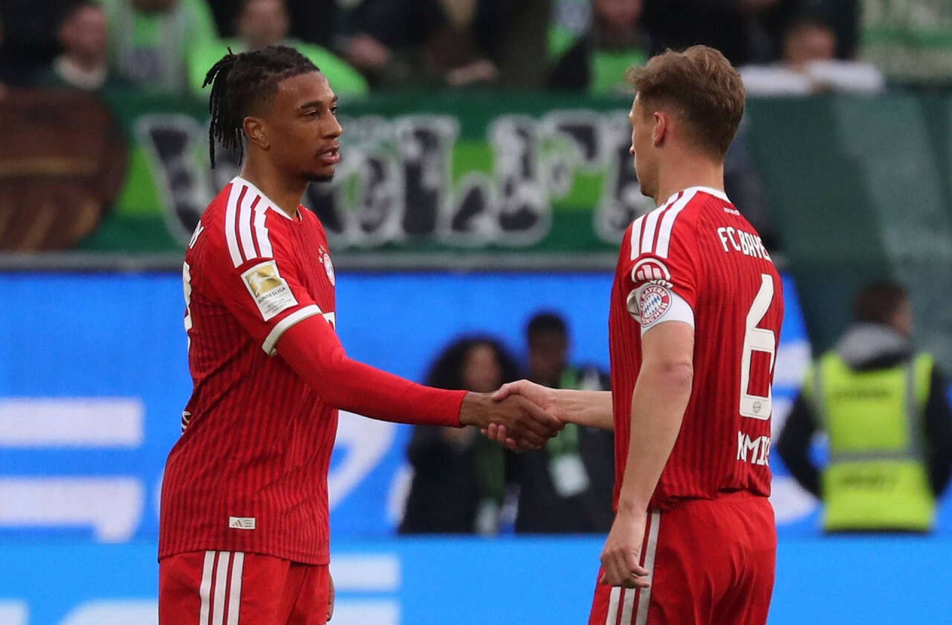 Com gol de Olise, Bayern vence e complica o Wolfsburg na Bundesliga
