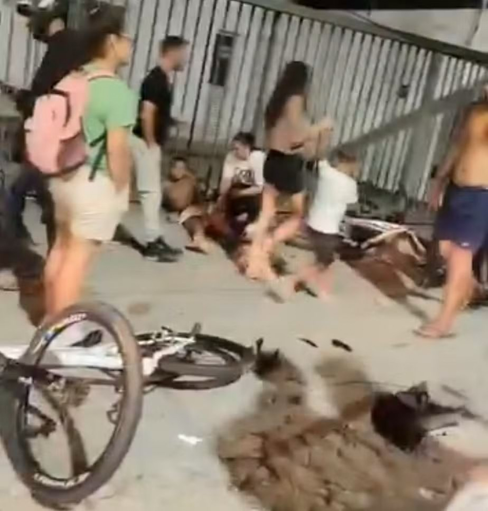 Motorista atropela seis jovens em Niterói e foge sem prestar socorro